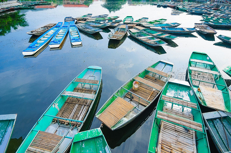 越南宁平省Tam Coc码头上的五颜六色的船
